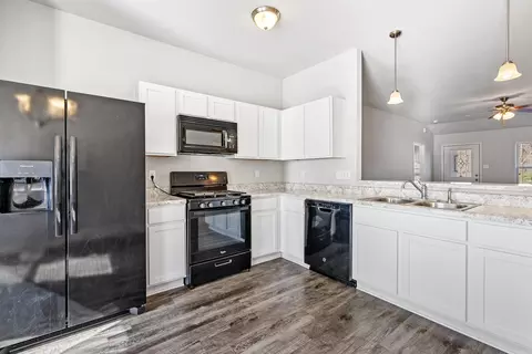 Kitchen - 1001 Meadows Edge, Alexander, AR 72002 photo 2 of 4