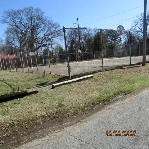 1718 E 5th Ave, Pine Bluff, AR 71601 photo 2