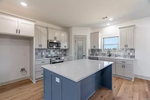 Kitchen - 19 High Point Dr, Greenbrier, AR 72058 photo 5 of 10