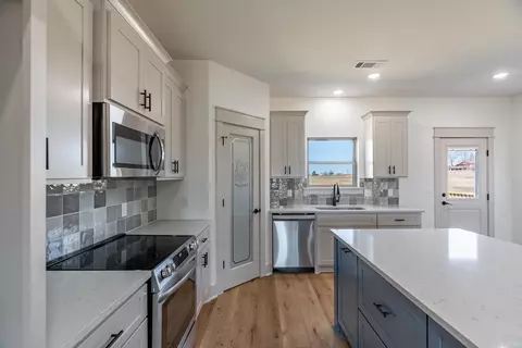 Kitchen - 19 High Point Dr, Greenbrier, AR 72058 photo 7 of 10