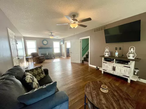 Living - 625 W Main St, Trumann, AR 72472 photo 1 of 4