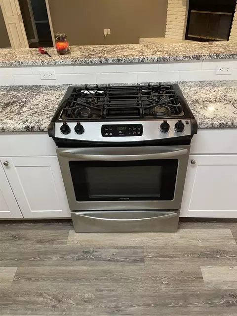 Kitchen - 11295 Samples Rd, Alexander, AR 72002 photo 2 of 3