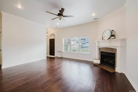 Living - 3991 Glendale Dr, Benton, AR 72019 photo 2 of 7