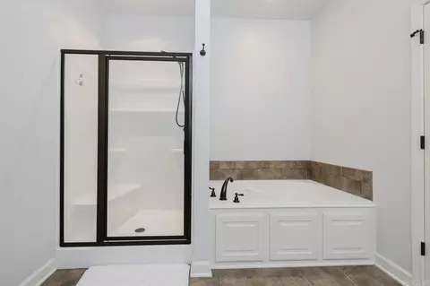 Bath - 3991 Glendale Dr, Benton, AR 72019 photo 2 of 4