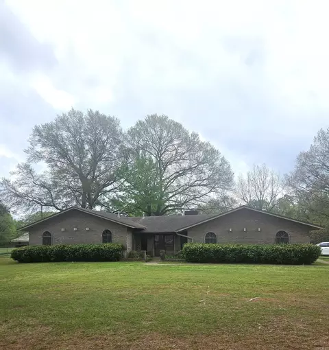 121 W Lee St, Mineral Springs, AR 71851