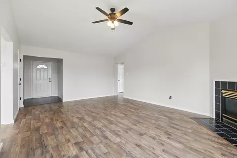 Living - 1610 Davis Dr, Bryant, AR 72022 photo 2 of 3