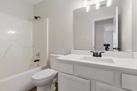 Bath - 1610 Davis Dr, Bryant, AR 72022 photo 2 of 2