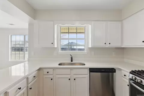 Kitchen - 1610 Davis Dr, Bryant, AR 72022 photo 2 of 3