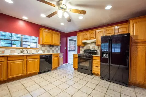 Kitchen - 1021 Squires Rd, Benton, AR 72015 photo 2 of 5