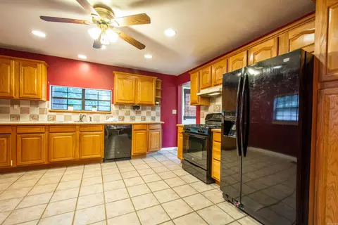 Kitchen - 1021 Squires Rd, Benton, AR 72015 photo 3 of 5