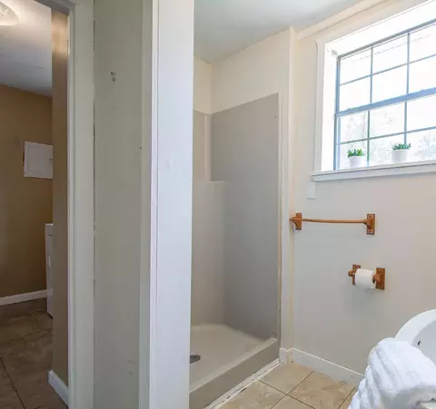 Bath - 1021 Squires Rd, Benton, AR 72015 photo 1 of 1