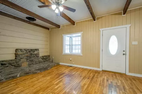 Living - 1021 Squires Rd, Benton, AR 72015 photo 4 of 6