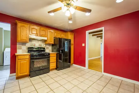 Kitchen - 1021 Squires Rd, Benton, AR 72015 photo 4 of 5