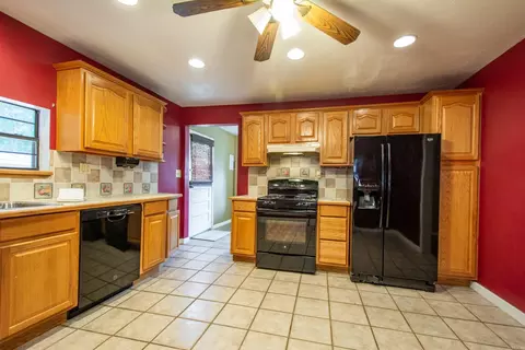 Kitchen - 1021 Squires Rd, Benton, AR 72015 photo 5 of 5