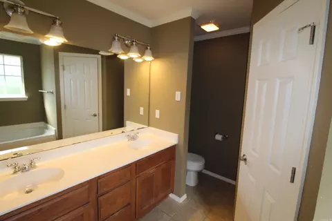 Bath - 1715 Pleasant Pointe Cir, Bryant, AR 72022 photo 3 of 7