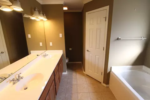 Bath - 1715 Pleasant Pointe Cir, Bryant, AR 72022 photo 2 of 7