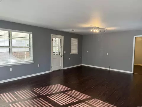 Living - 424 E Sevier St, Benton, AR 72015 photo 4 of 12