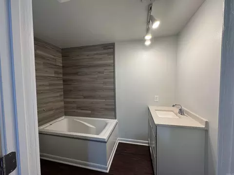 Bath - 424 E Sevier St, Benton, AR 72015 photo 3 of 4