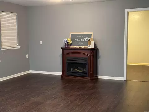 Living - 424 E Sevier St, Benton, AR 72015 photo 1 of 12