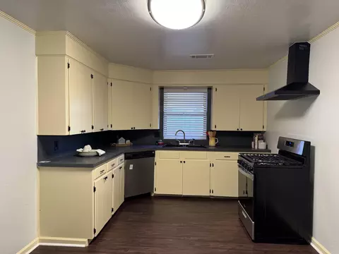 Kitchen - 424 E Sevier St, Benton, AR 72015 photo 2 of 2