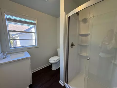 Bath - 424 E Sevier St, Benton, AR 72015 photo 2 of 4