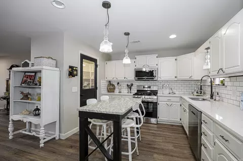 Kitchen - 15500 Dusky Ln, Bauxite, AR 72011 photo 3 of 6