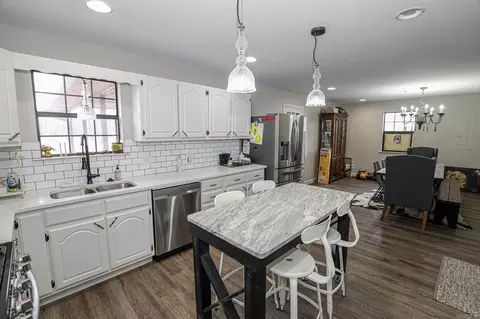 Kitchen - 15500 Dusky Ln, Bauxite, AR 72011 photo 4 of 6