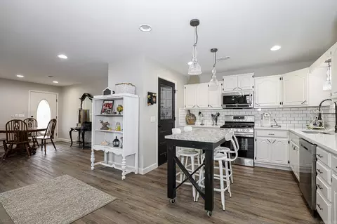 Kitchen - 15500 Dusky Ln, Bauxite, AR 72011 photo 2 of 6