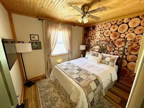 Bedroom - 89 E B E Valley Dr, Hardy, AR 72542 photo 3 of 7