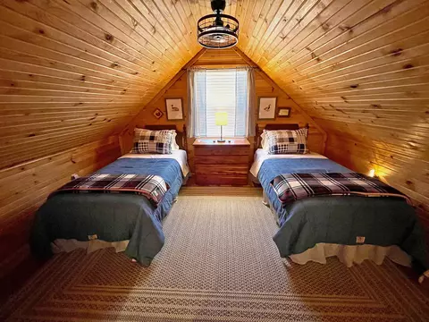 Bedroom - 89 E B E Valley Dr, Hardy, AR 72542 photo 6 of 7