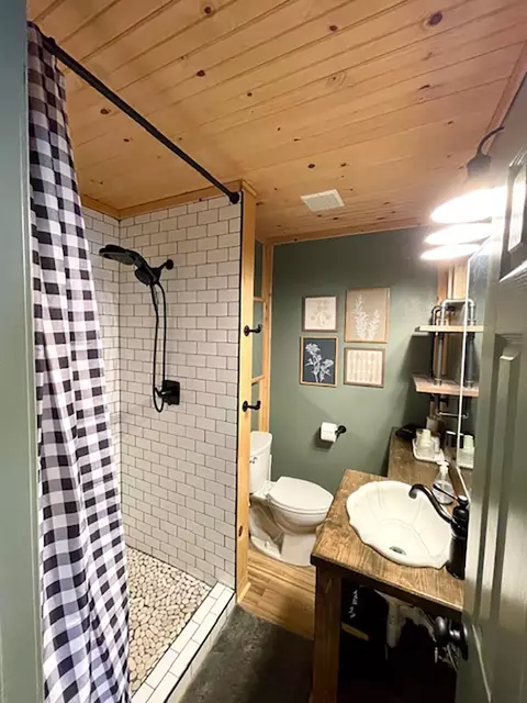 Bath - 89 E B E Valley Dr, Hardy, AR 72542 photo 1 of 5