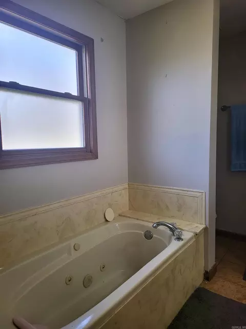 Bath - 24 Newcastle Dr, Cabot, AR 72023 photo 2 of 3