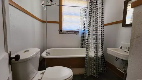 Bath - 812-814 W 5th Ave, Pine Bluff, AR 71601 photo 2 of 2