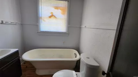Bath - 812-814 W 5th Ave, Pine Bluff, AR 71601 photo 1 of 2
