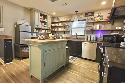 Kitchen - 9808 Crossroads, Benton, AR 72019 photo 2 of 4