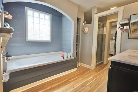 Bath - 9808 Crossroads, Benton, AR 72019 photo 2 of 4