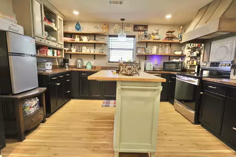 Kitchen - 9808 Crossroads, Benton, AR 72019 photo 1 of 4
