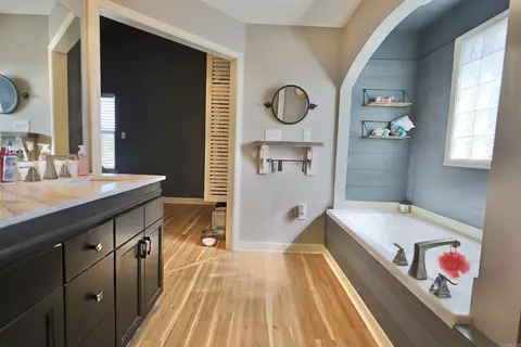 Bath - 9808 Crossroads, Benton, AR 72019 photo 3 of 4