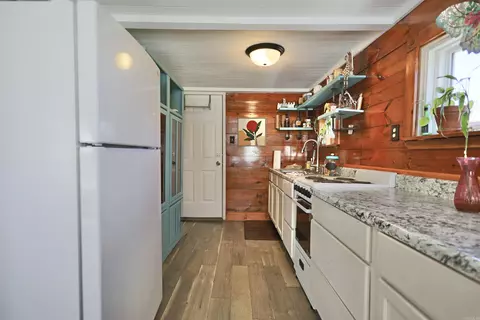Kitchen - 9808 Crossroads, Benton, AR 72019 photo 3 of 4