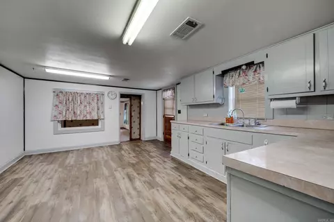 Kitchen - 2007 Robert E Lee, Malvern, AR 72104 photo 2 of 2