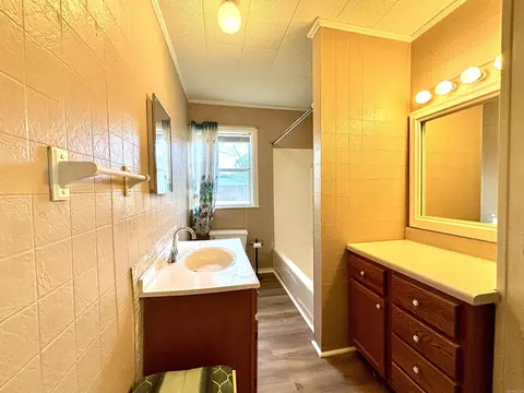 Bath - 2139 S Main St, Malvern, AR 72104 photo 1 of 3