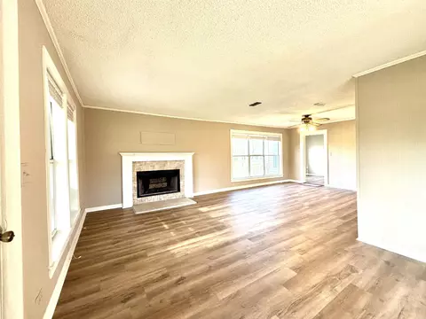 Living - 2139 S Main St, Malvern, AR 72104 photo 2 of 2