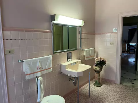 Bath - 3700 S Olive St, Pine Bluff, AR 71603 photo 2 of 8