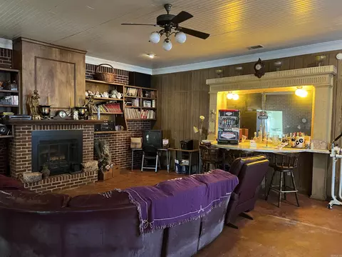 Living - 3700 S Olive St, Pine Bluff, AR 71603 photo 6 of 6