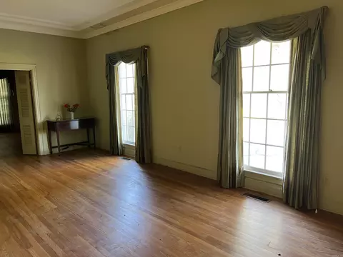 Living - 3700 S Olive St, Pine Bluff, AR 71603 photo 2 of 6
