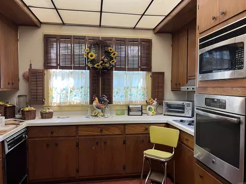 Kitchen - 3700 S Olive St, Pine Bluff, AR 71603 photo 9 of 10
