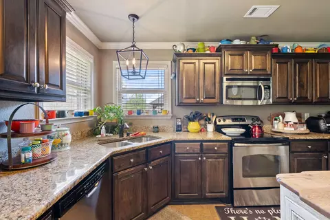 Kitchen - 168 Creekside Dr, Austin, AR 72007 photo 5 of 6