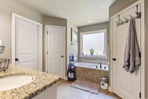 Bath - 168 Creekside Dr, Austin, AR 72007 photo 1 of 7