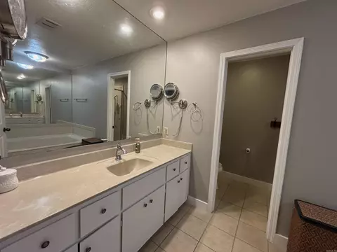 Bath - 1065 Cambridge Ct, Benton, AR 72019 photo 2 of 4