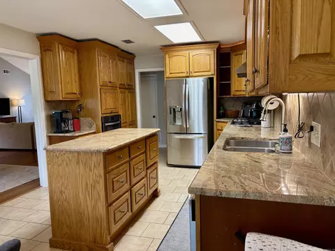 Kitchen - 1065 Cambridge Ct, Benton, AR 72019 photo 3 of 4